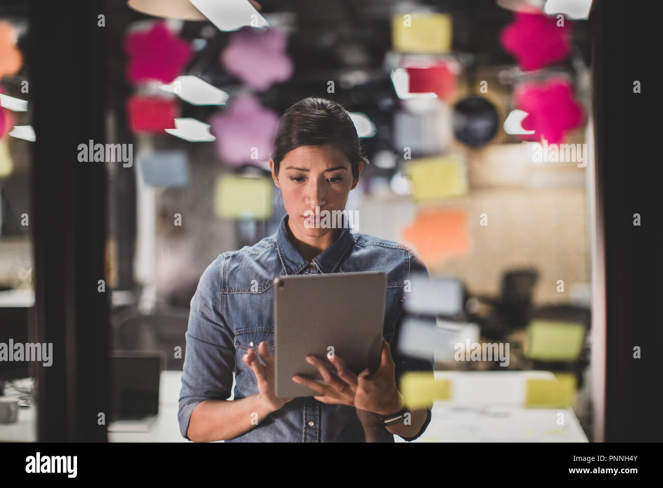 Erwachsene Frau Brainstorming Ideen in der Nacht in einem Büro Stockfoto