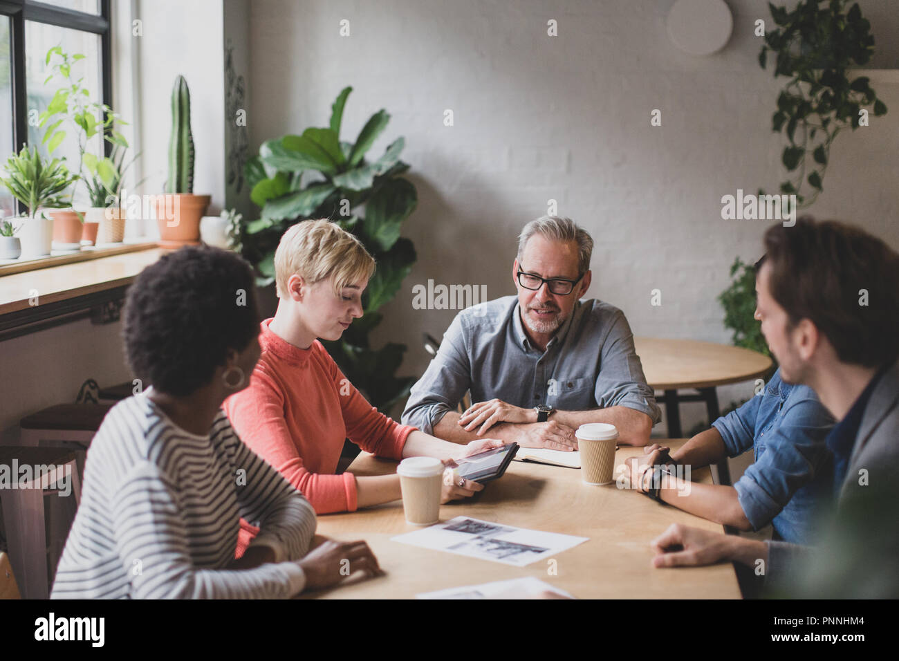 Junge Erwachsene das Geben einer Darstellung in einem business Meeting Stockfoto
