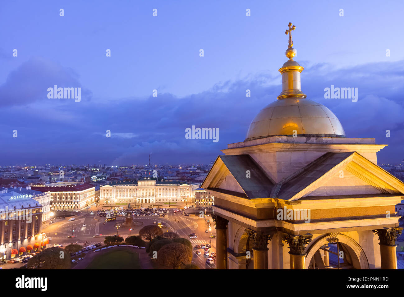 St. Petersburg, Russland, Oktober 2017 - Luftbild des Mariinsky Palast und St. Isaak Kathedrale bei Nacht Stockfoto
