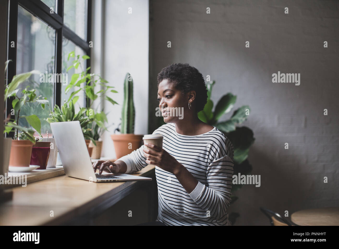 Freie afrikanische amerikanische Geschäftsfrau in einem Cafe arbeiten Stockfoto