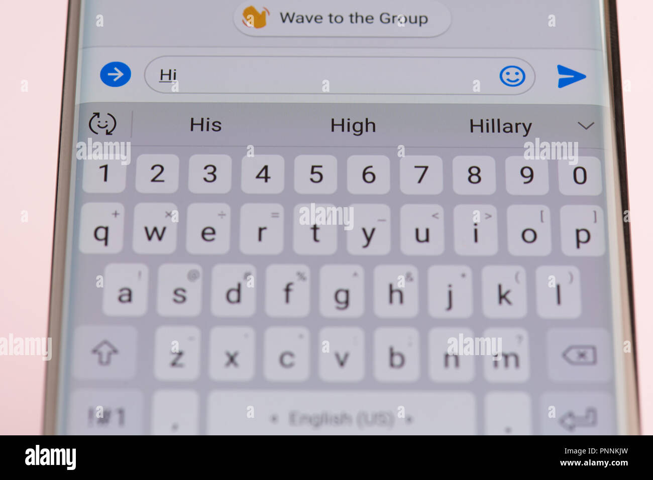New York, USA - 21. September 2018: Texting Hi in Facebook messsanger der Bildschirm des Smartphones Hintergrund Nähe zu sehen. Stockfoto