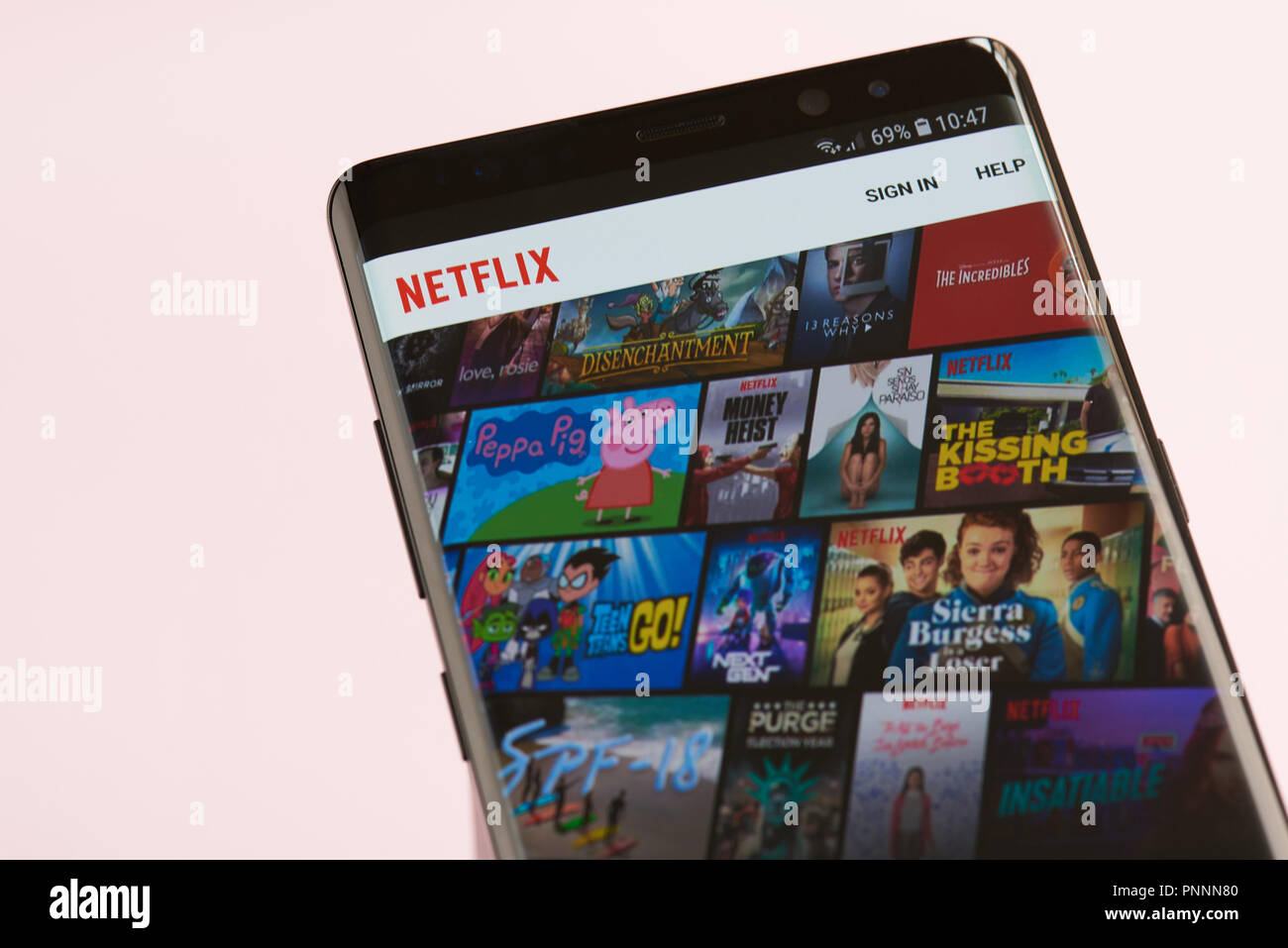 New York, USA - 21. September 2018: Netflix app Menü Bildschirm des Smartphones Hintergrund Nähe zu sehen. Stockfoto