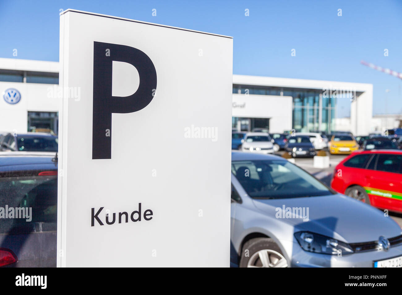 Fürth/Deutschland - am 25. FEBRUAR 2018: Parkplatz Schild in der Nähe ein Volkswagen Autohaus. Kunde werden Kunden. Volkswagen ist ein deutscher Autohersteller gegründet o Stockfoto