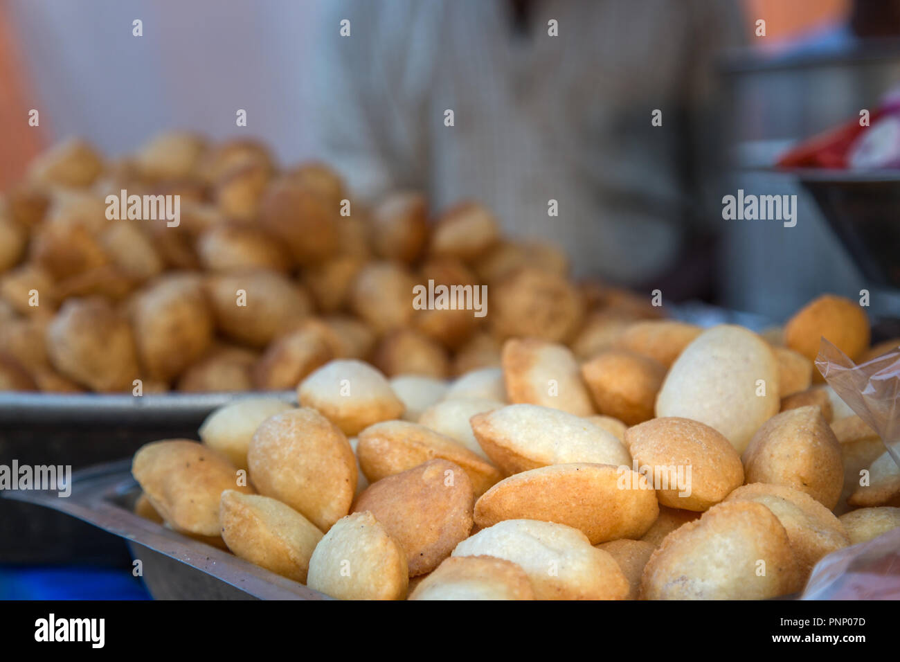 Berühmte indische Street Food gol gappe oder pani Puri. Chat los Verkauf im indischen Markt Stockfoto