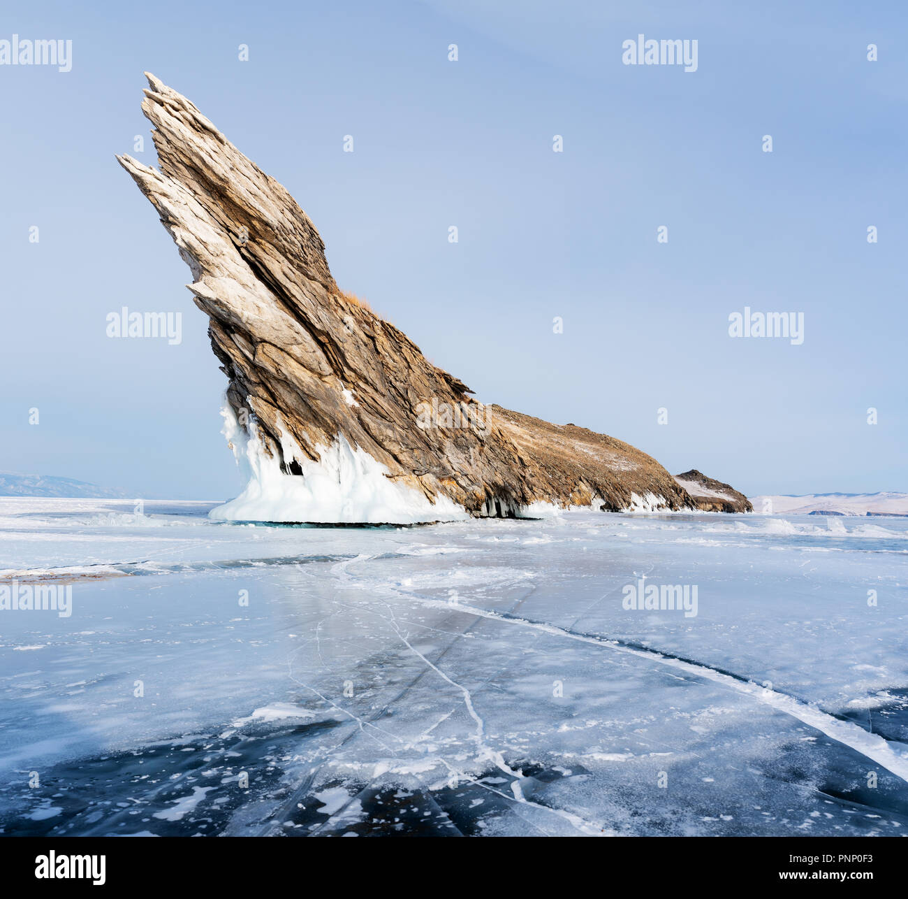 Winterlandschaft, gerissene zugefrorenen See mit schönen Berg Insel auf gefrorenen Baikalsee in Sibirien, Russland Stockfoto
