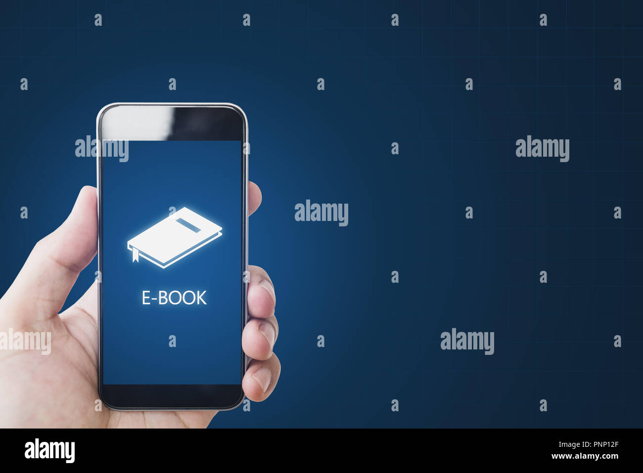 E-Buch auf auf mobilen Smart Phone, Hand mit e-book auf dem mobilen Gerät. Online Bildung, e-Learning und e-book-Konzept Stockfoto