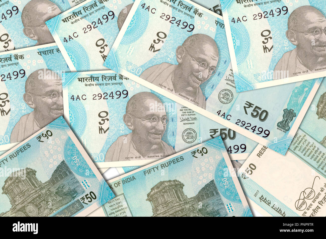 Verstreuten indischen Neue 50 Rupien Banknoten Stockfoto