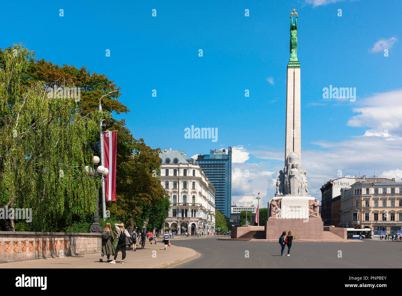 Freiheitsdenkmal in Riga, Blick auf den Platz der Freiheit im Sommer mit seinem Herzstück Freiheitsdenkmal Spalte 42 Meter über der Stadt Riga, Lettland. Stockfoto