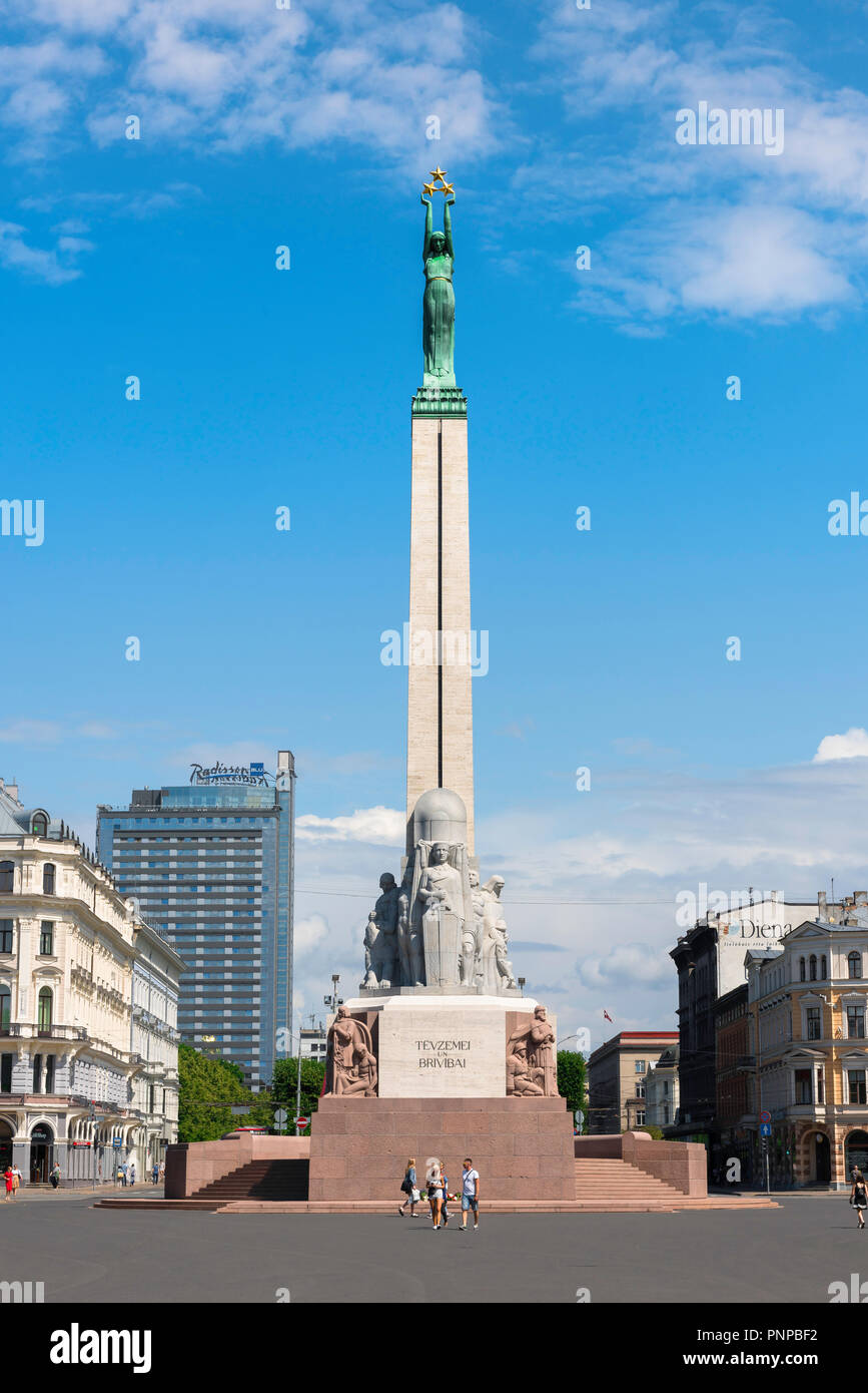 Platz der Freiheit, Blick auf den Platz der Freiheit im Sommer mit seinem Herzstück das Freiheitsdenkmal, deren Spalte 42 Meter über der Stadt Riga, Lettland steigt. Stockfoto