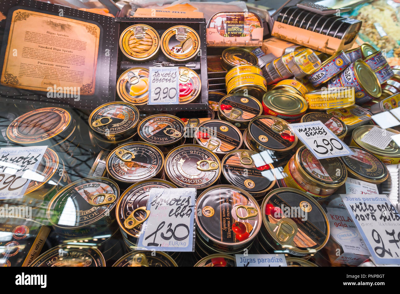Fischkonserven, Ansicht einer Ausstellung einer Vielzahl von Fischkonserven im Rigaer Zentralmarkt, Lettland. Stockfoto
