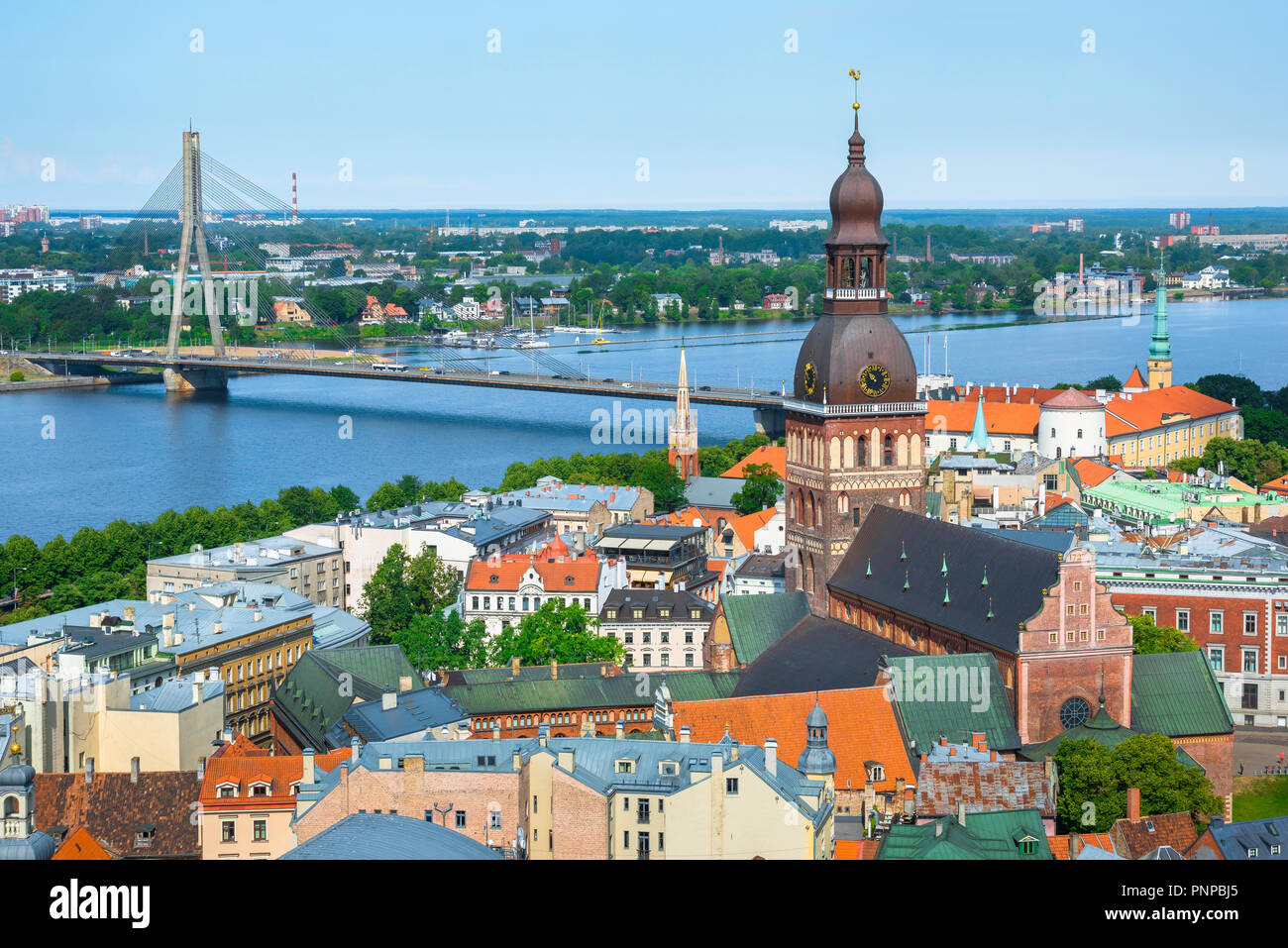 Riga Lettland, Blick nach Norden über die Altstadt von Riga (Vecriga) zeigt die mittelalterliche Altstadt, die Kathedrale der Stadt und dem Fluss Daugava jenseits, Lettland. Stockfoto