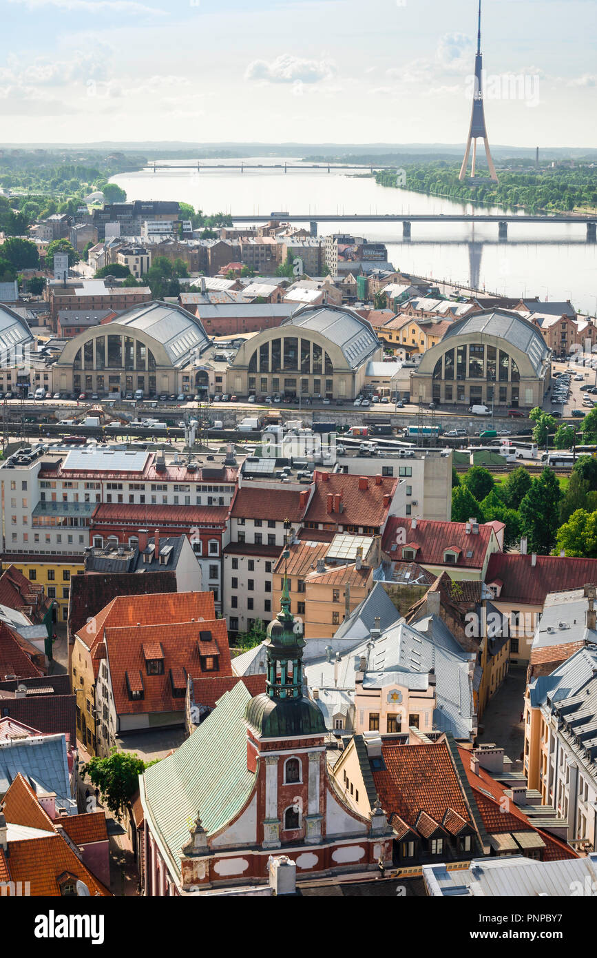 Riga Stadtbild, Blick nach Süden über die Altstadt von Riga in Richtung der zentralen Markt Zeppelin Hangar Gebäude und die "Moskau Vorort 'Jenseits, Lettland. Stockfoto