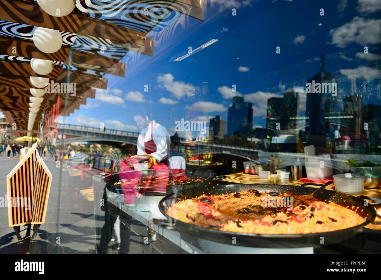 Mann, Paella im Restaurant, Melbourne, VIC, Australien Stockfoto