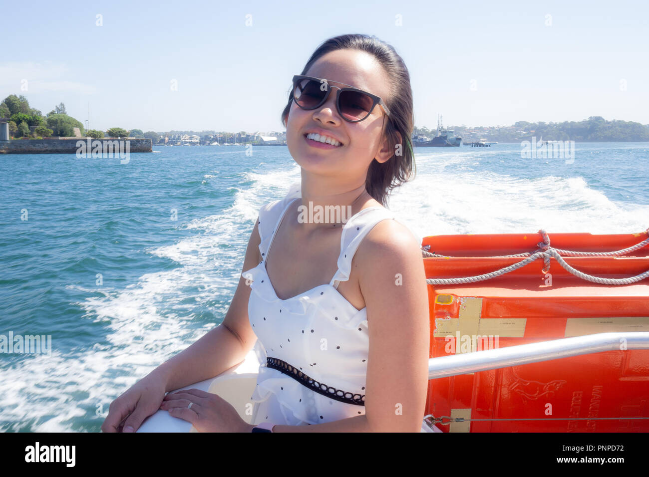 1. April 2018: Sydney, Australien: Junge Frau mit der Fähre zum Circular Quay an einem klaren blauen Tag Stockfoto