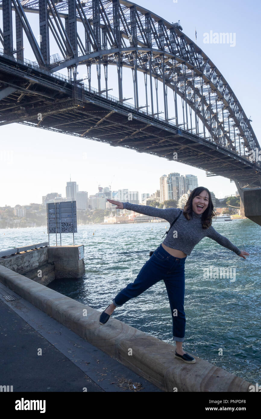 20. Mai 2018: Sydney, Australien: junge Frau zu Fuß entlang der Straße mit der berühmten Harbour Bridge im Hintergrund Stockfoto
