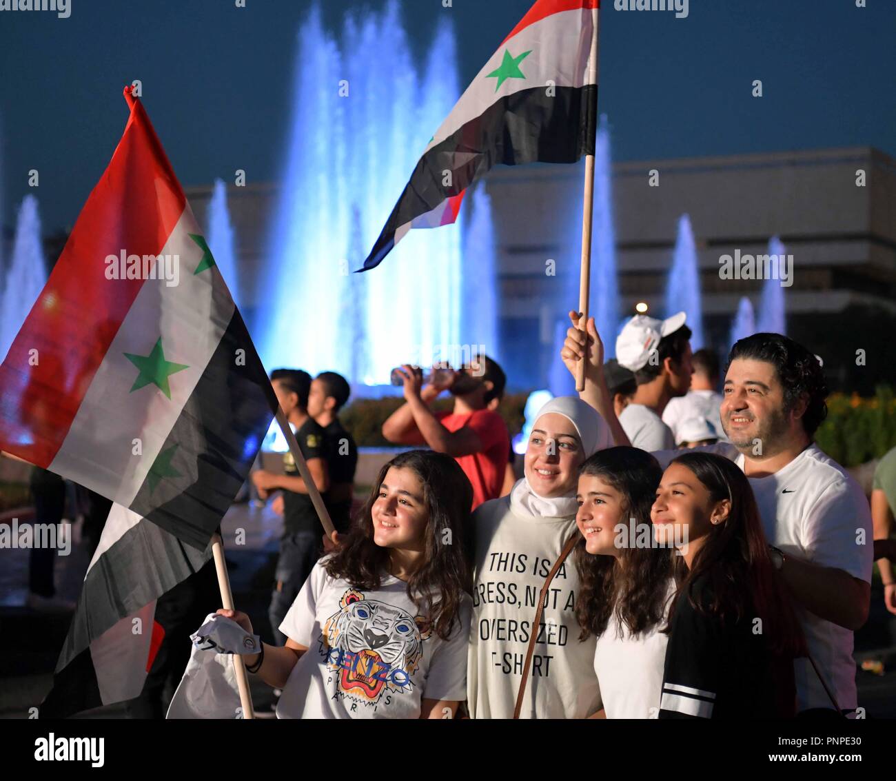 Damaskus, Syrien. 21 Sep, 2018. Leute sorgen eine Feier für den Internationalen Tag des Friedens in Damaskus, der Hauptstadt Syriens, Sept. 21, 2018. Tausende von syrer am Freitag nahmen an Aktivitäten, einschließlich einer bundesweiten Marathon, dem Internationalen Tag des Friedens Kennzeichnung als das Land mehr als sieben Jahre langen Krieg ist Wicklung unten. Der Internationale Tag des Friedens gefeiert wird am Sept. 21. Um mit der Funktion: Tausende Veranstaltung des Internationalen Tag des Friedens in Syrien Credit: Ammar Safarjalani/Xinhua/Alamy leben Nachrichten Stockfoto