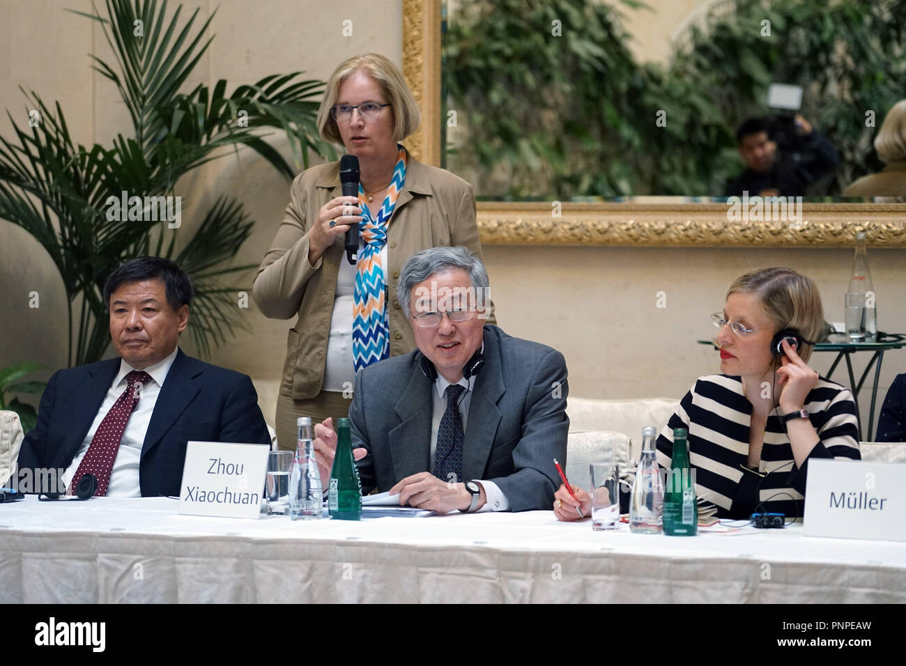 Berlin, Deutschland. 21 Sep, 2018. Zhou Xiaochuan (C), der ehemalige Gouverneur von Chinas Zentralbank, und der aktuelle Präsident der China Gesellschaft für Finanz- und Banksektor, spricht während eines Seminars über die deutsch-chinesische Wirtschaftsbeziehungen in Berlin, Deutschland, an Sept. 21, 2018. Die chinesischen und deutschen Experten am Freitag nahmen an dem Seminar teil, das von der Deutschen Koerber-Stiftung und des China Center für Internationale wirtschaftliche Austausch gefördert. Credit: Wang Qing/Xinhua/Alamy leben Nachrichten Stockfoto