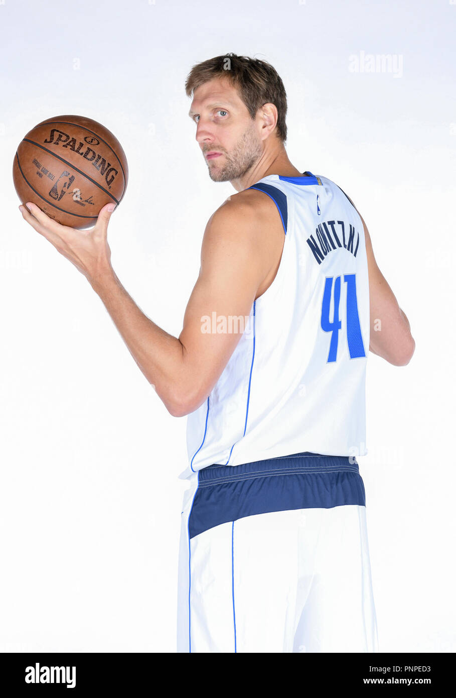 Texas, USA. September 21, 2018: Dallas Mavericks center Dirk Nowitzki Nr. 41 stellt während der Dallas Mavericks Medien Tag im American Airlines Center in Dallas, TX Credit: Cal Sport Media/Alamy Leben Nachrichten gehalten Stockfoto