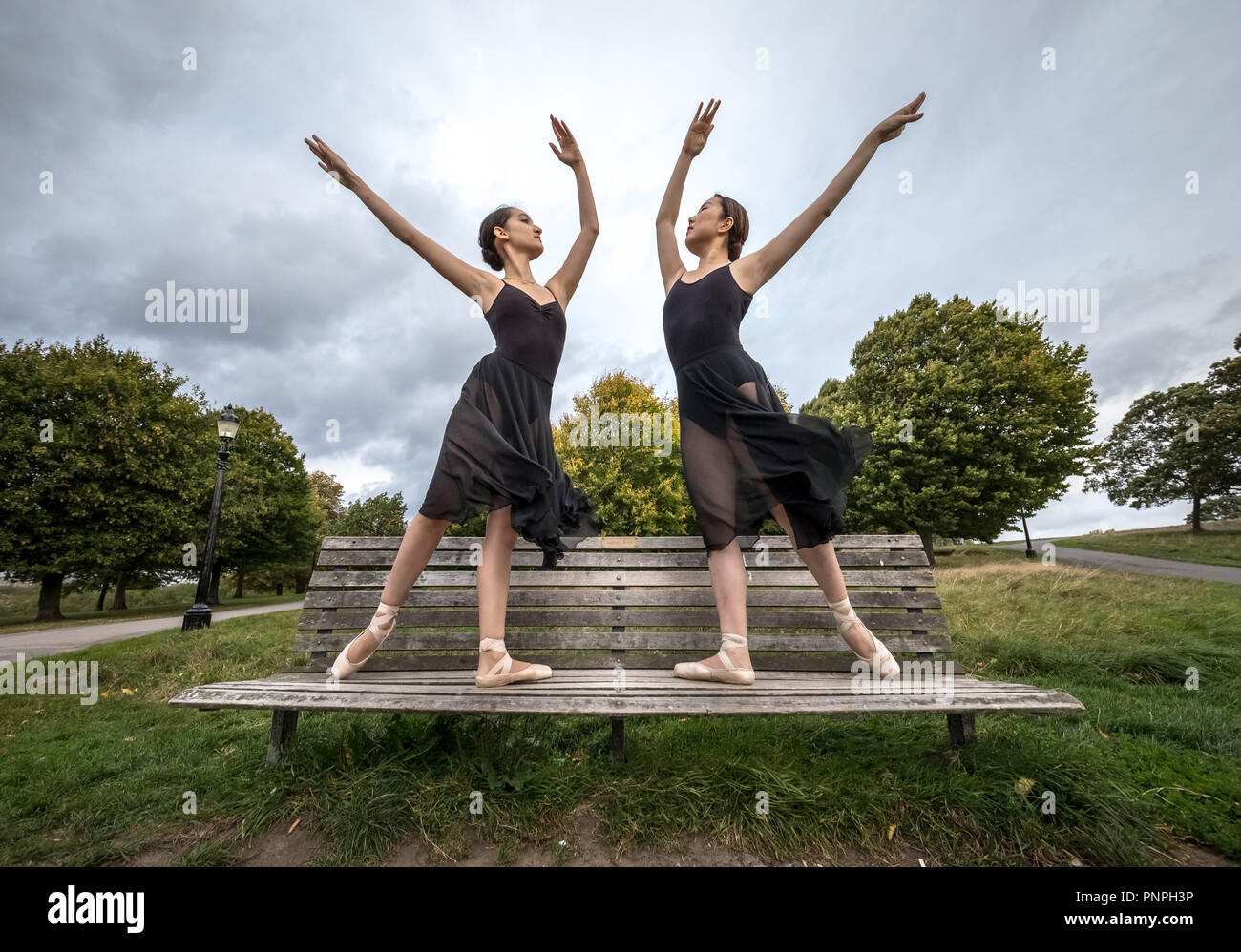 London, Großbritannien. 22. September, 2018. Tänzer aus Semaphore Ballet Company auf der Primrose Hill auf den letzten Tag des Sommers, bevor die Herbst-tagundnachtgleiche. (L - R) Rebecca Olarescu und Natsuki Uemura. Credit: Guy Corbishley/Alamy leben Nachrichten Stockfoto