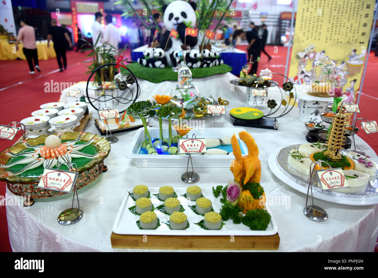 Huainan, Anhui Chinas Provinz. 21 Sep, 2018. Verschiedene tofu Gerichte werden bei einem Kochwettbewerb in Huainan gezeigt, der ostchinesischen Provinz Anhui, Sept. 21, 2018. Den tofu Kochwettbewerb, mit der Teilnahme von mehr als 300 tofu Gerichte in verschiedenen Stilen, weg am Freitag trat. Credit: Chen Bin/Xinhua/Alamy leben Nachrichten Stockfoto