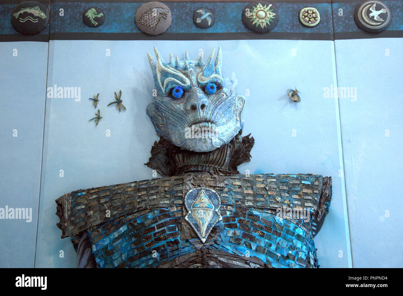 Glasgow, Schottland, Großbritannien. 22. September 2018. Die Hersteller von einem Spiel der Throne beauftragt hatte der Stickerinnen Guild eine 3-dimensionale Wandteppich mit einem weißen Walker die Kulisse für die Freigabe der fünften Serie DVD-Release zu produzieren, die Produzenten HBO Home Entertainment TV-Netzwerk dann erlaubt das Kunstwerk auf dem Display in der Bibliothek der Glasgow Caledonian University Saltire Center zu gehen, bis es im Februar versteigert wird. Gerard Fähre / alamy Nachrichten Stockfoto