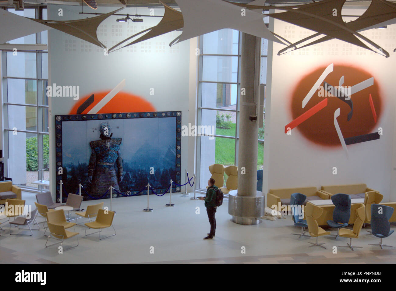 Glasgow, Schottland, Großbritannien. 22. September 2018. Die Hersteller von einem Spiel der Throne beauftragt hatte der Stickerinnen Guild eine 3-dimensionale Wandteppich mit einem weißen Walker die Kulisse für die Freigabe der fünften Serie DVD-Release zu produzieren, die Produzenten HBO Home Entertainment TV-Netzwerk dann erlaubt das Kunstwerk auf dem Display in der Bibliothek der Glasgow Caledonian University Saltire Center zu gehen, bis es im Februar versteigert wird. Gerard Fähre / alamy Nachrichten Stockfoto