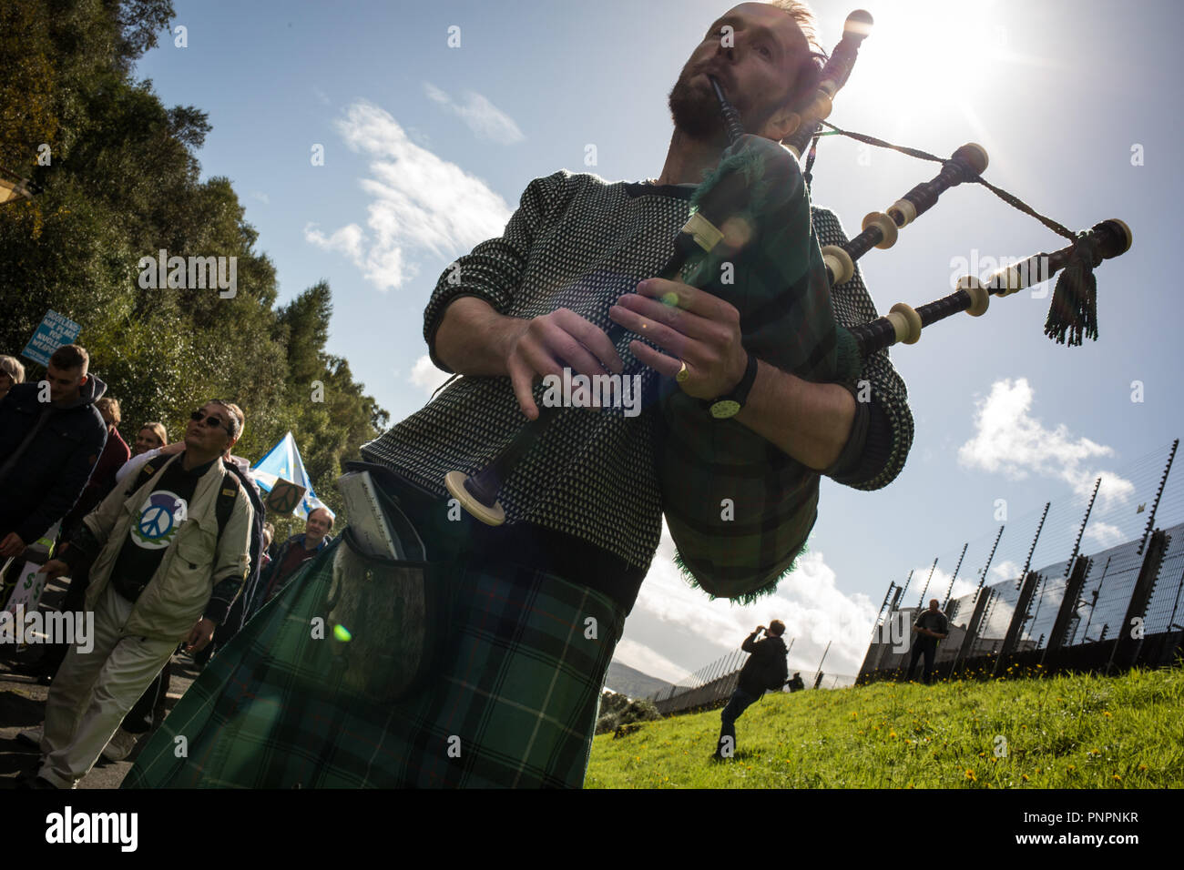 Faslane, Schottland, am 22. September 2018. "Nae (No) Nukes überall 'anti-nukleare Waffen Demonstration am Faslane Peace Camp und zu Fuß zu einem Rally außerhalb HM Naval Base Clyde, der Heimat der Kern der U-Boot Service in Großbritannien, im Protest gegen Trident Atomraketen. Die Rallye wurde durch den Frieden protestierenden über von Großbritannien, der gekommen ist, "die Stärke der Unterstützung von vielen Mitgliedstaaten der Vereinten Nationen für Schottland, einem Land, Hosting, Atomwaffen gegen seine Wünsche" zu markieren. Photo Credit Jeremy Sutton-Hibbert / alamy Nachrichten. Stockfoto