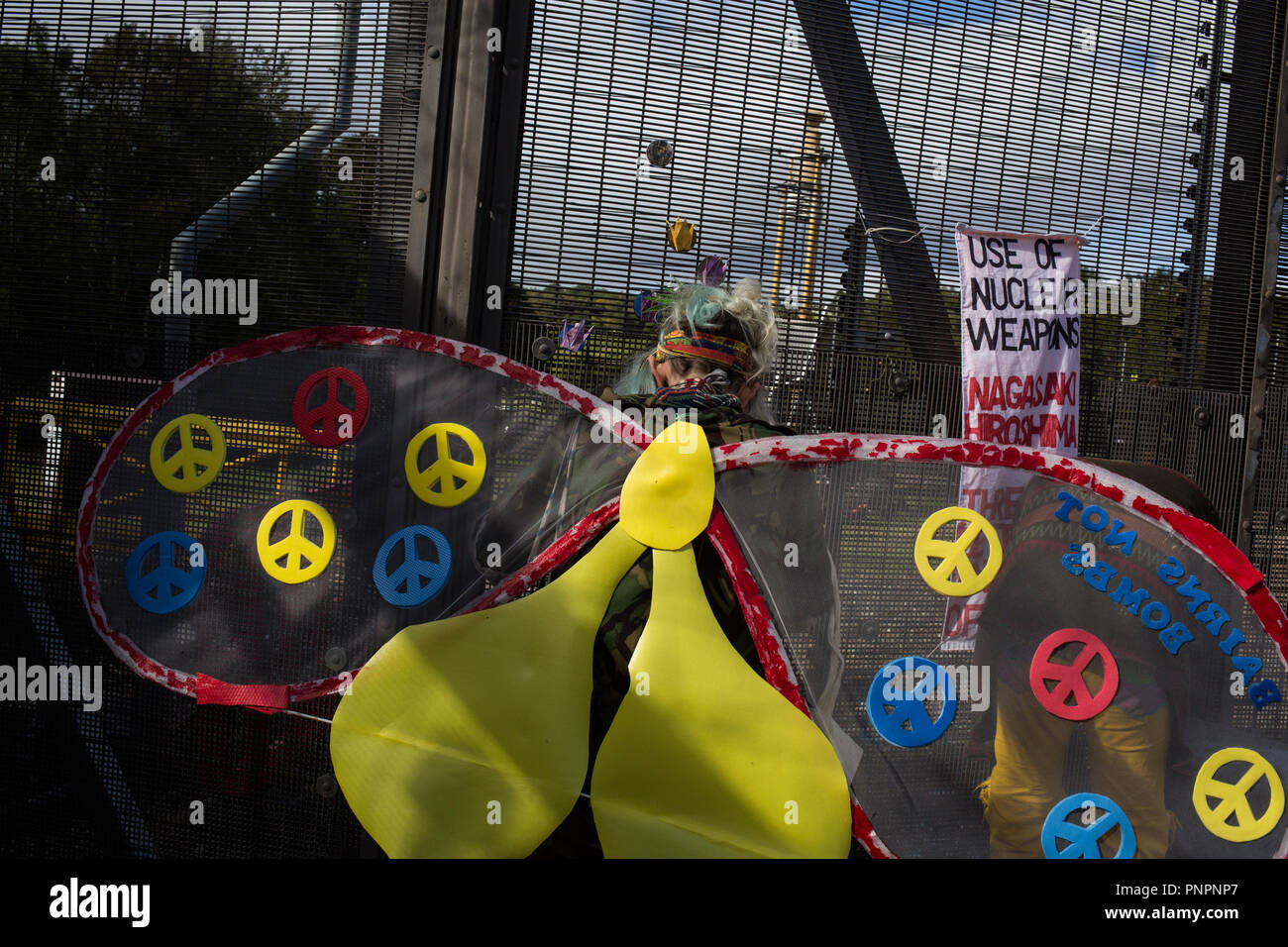 Faslane, Schottland, am 22. September 2018. "Nae (No) Nukes überall 'anti-nukleare Waffen Demonstration am Faslane Peace Camp und zu Fuß zu einem Rally außerhalb HM Naval Base Clyde, der Heimat der Kern der U-Boot Service in Großbritannien, im Protest gegen Trident Atomraketen. Die Rallye wurde durch den Frieden protestierenden über von Großbritannien, der gekommen ist, "die Stärke der Unterstützung von vielen Mitgliedstaaten der Vereinten Nationen für Schottland, einem Land, Hosting, Atomwaffen gegen seine Wünsche" zu markieren. Photo Credit Jeremy Sutton-Hibbert / alamy Nachrichten. Stockfoto