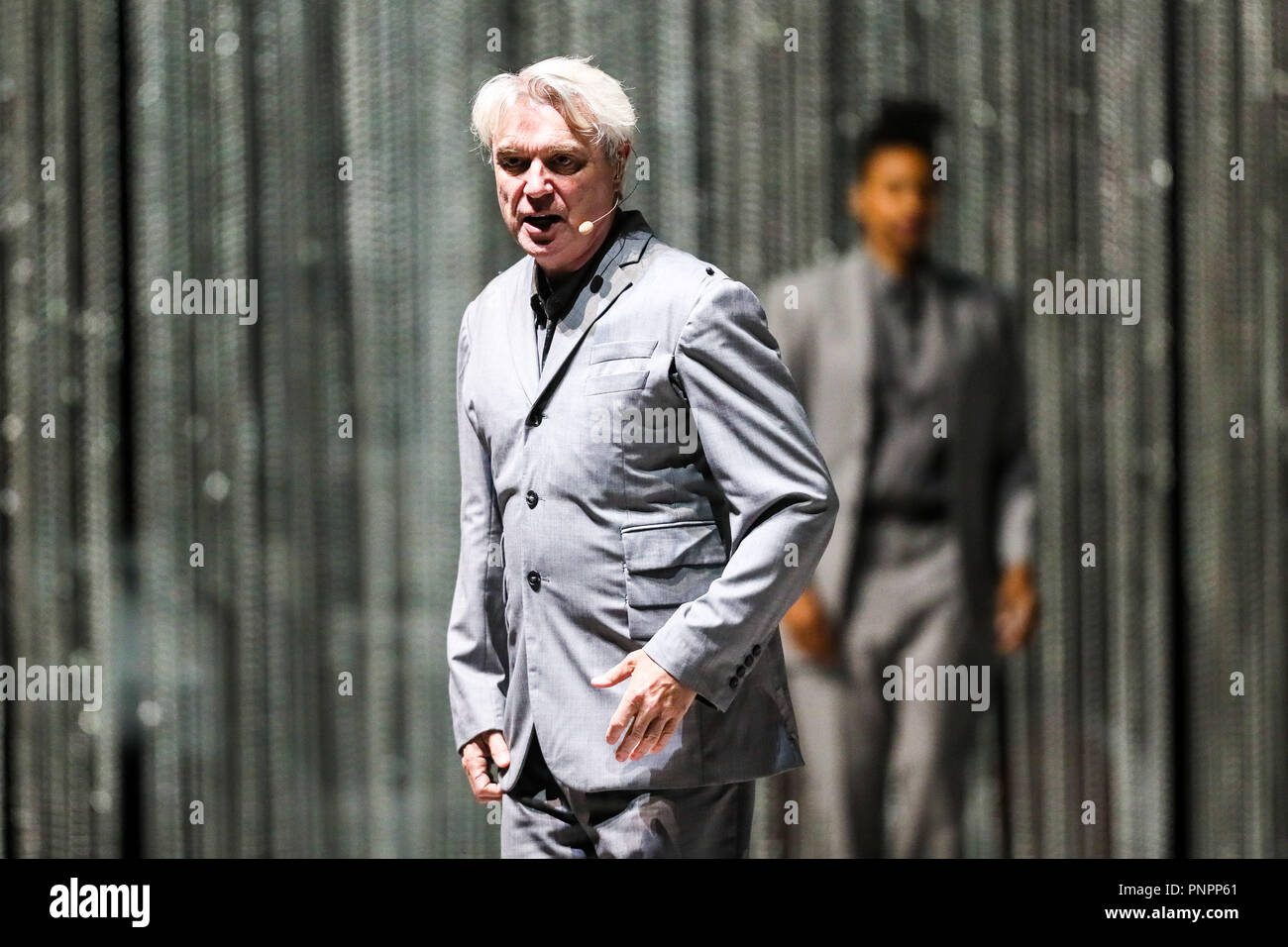 Mai 10, 2018 - Durham, North Carolina, USA - Musik Künstler DAVID BYRNE führt in Durham, North Carolina als Teil seiner 2018 amerikanische Utopie Tour. David Byrne ist ein Scottish - amerikanische Sänger, Songwriter, Musiker, Produzent, Künstler, Schriftsteller, Schauspieler und Filmemacher. (Bild: © Andy Martin jr./ZUMA Draht) Stockfoto