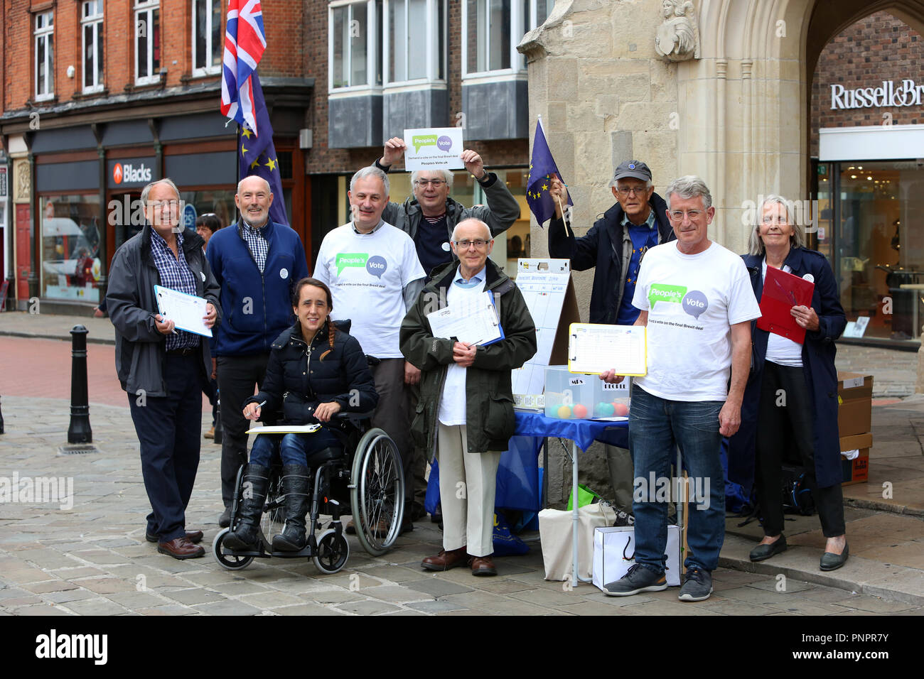 Chichester, West Sussex, UK. Eine Gruppe sammeln von Unterschriften in Chichester Innenstadt ein 'Völker Stimme" auf der abschließenden Brexit Angebot zu verlangen. Samstag, 22.September 2018 © Sam Stephenson/Alamy Leben Nachrichten. Stockfoto