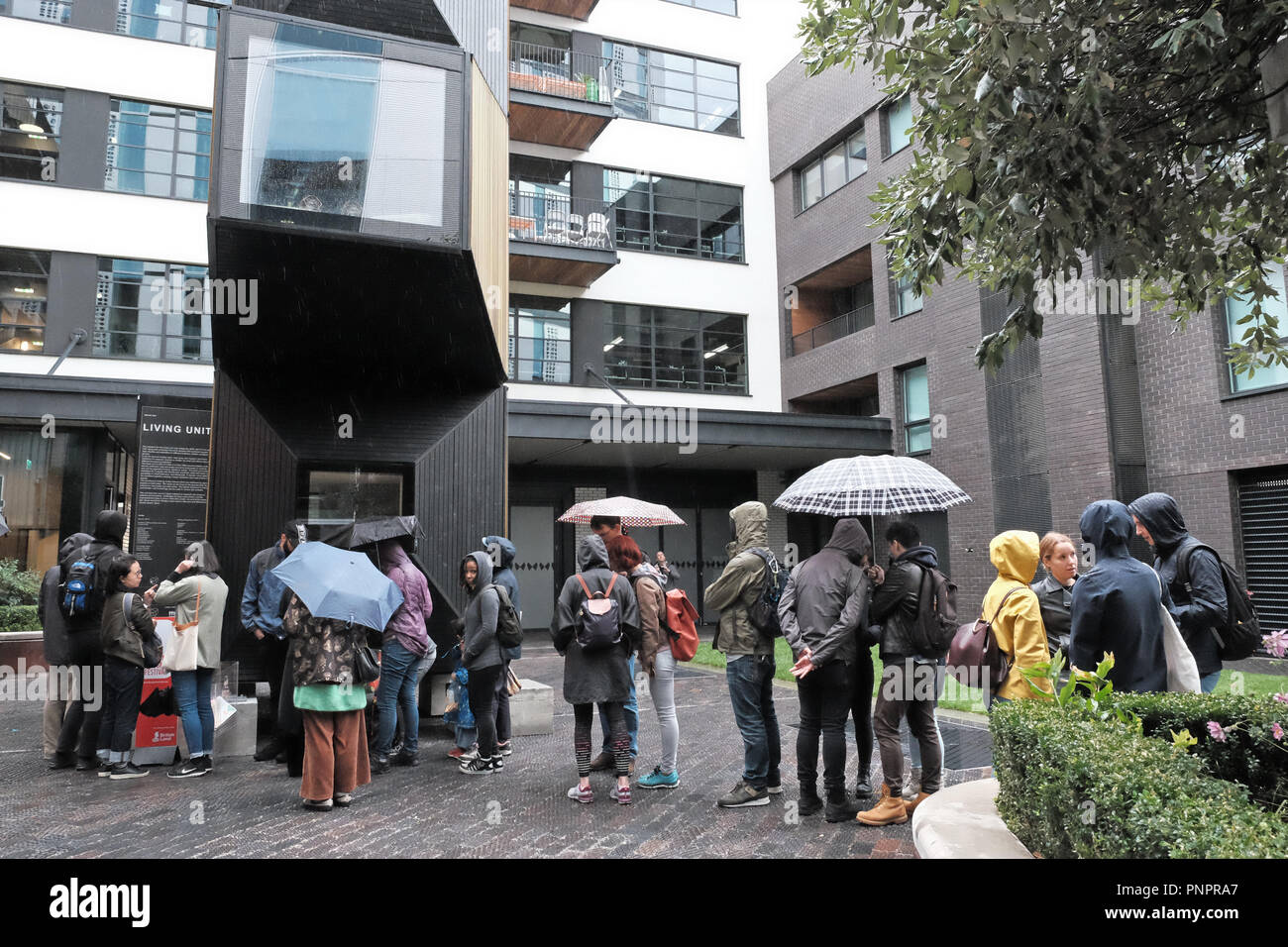 1 Old Street Yard, Old Street, London, England, 22. Sept. 2018 Queuing im Regen auf die Wohneinheit London Installation als Teil von Open House London 2018. Dieses individuell anpassbare Design besteht aus drei modularen Hülsen und bietet Einblick in innovative, Platz sparendes Design Lösungen SFIS Architekten, 2017. An den weißen Kragen. Credit: Judi Saunders/Alamy leben Nachrichten Stockfoto