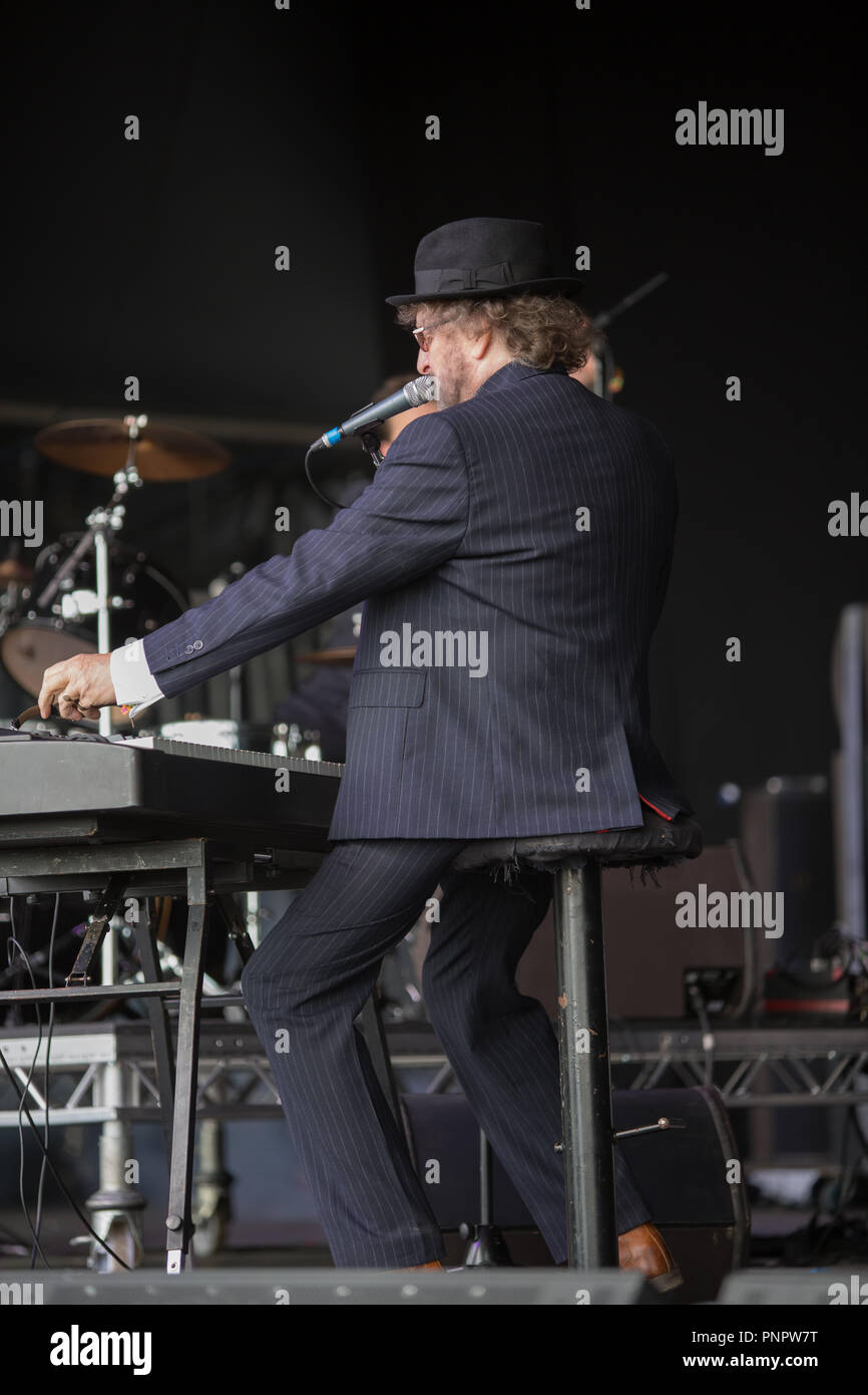 Chas Hodges, die eine Hälfte der Musikalischen Legenden Chas und Dave, erlitt Organversagen und starb friedlich in seinem Schlaf in den frühen Morgenstunden des 22. September 2008, im Alter von 74. Bild zeigt ihn live bei Hopfarm Festival in Paddock Wood, Kent 6. Juli Dezember 2014 Credit: Glamourstock/Alamy leben Nachrichten Stockfoto