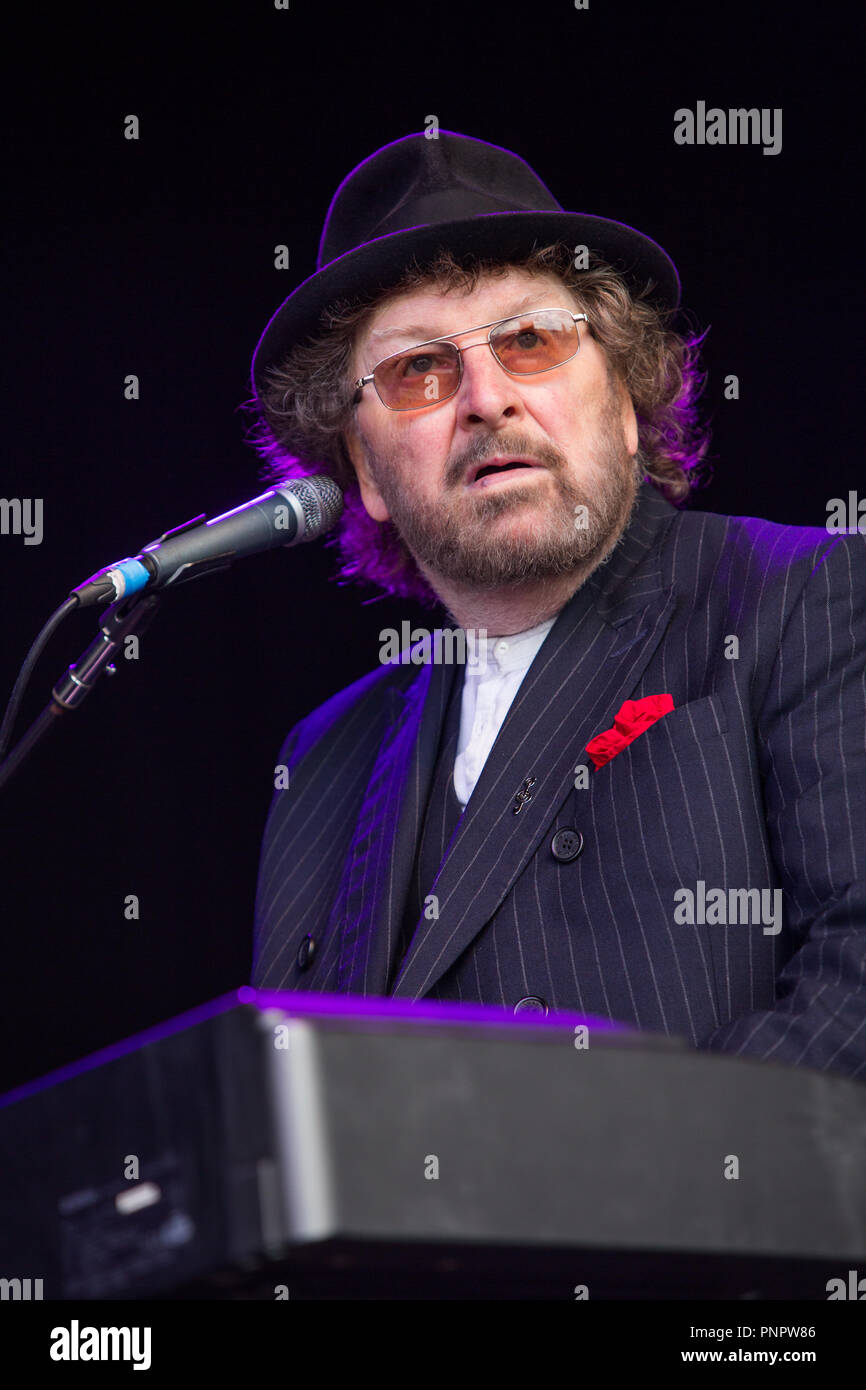 Chas Hodges, die eine Hälfte der Musikalischen Legenden Chas und Dave, erlitt Organversagen und starb friedlich in seinem Schlaf in den frühen Morgenstunden des 22. September 2008, im Alter von 74. Bild zeigt ihn live bei Hopfarm Festival in Paddock Wood, Kent 6. Juli Dezember 2014 Credit: Glamourstock/Alamy leben Nachrichten Stockfoto