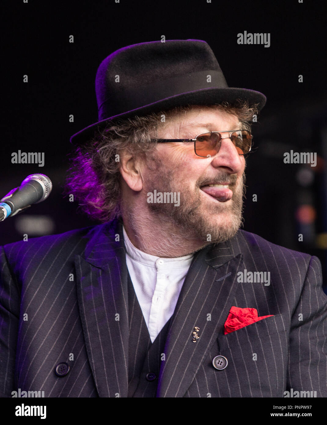 Chas Hodges, die eine Hälfte der Musikalischen Legenden Chas und Dave, erlitt Organversagen und starb friedlich in seinem Schlaf in den frühen Morgenstunden des 22. September 2008, im Alter von 74. Bild zeigt ihn live bei Hopfarm Festival in Paddock Wood, Kent 6. Juli Dezember 2014 Credit: Glamourstock/Alamy leben Nachrichten Stockfoto