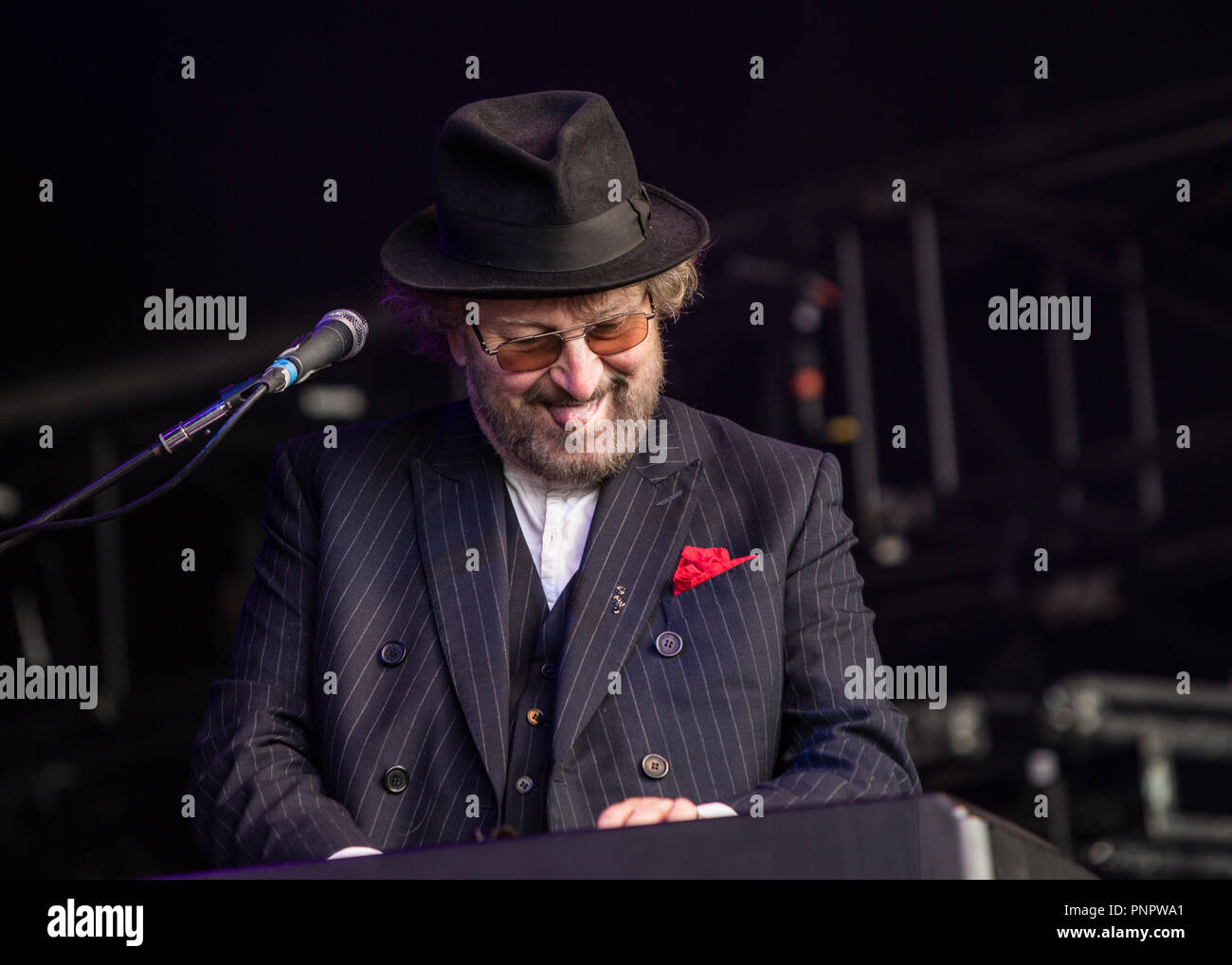 Chas Hodges, die eine Hälfte der Musikalischen Legenden Chas und Dave, erlitt Organversagen und starb friedlich in seinem Schlaf in den frühen Morgenstunden des 22. September 2008, im Alter von 74. Bild zeigt ihn live bei Hopfarm Festival in Paddock Wood, Kent 6. Juli Dezember 2014 Credit: Glamourstock/Alamy leben Nachrichten Stockfoto