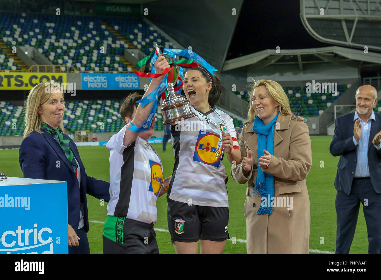 Windsor Park, Belfast, Nordirland. 22. September 2018. Elektrische Irlands Frauen das Endspiel um den Challenge Cup 2018. Frauen Glentoran FC v Linfield Damen (blau). Glentoran Kapitän Jessica Foy mit der Schale. Quelle: David Hunter/Alamy Leben Nachrichten. Stockfoto