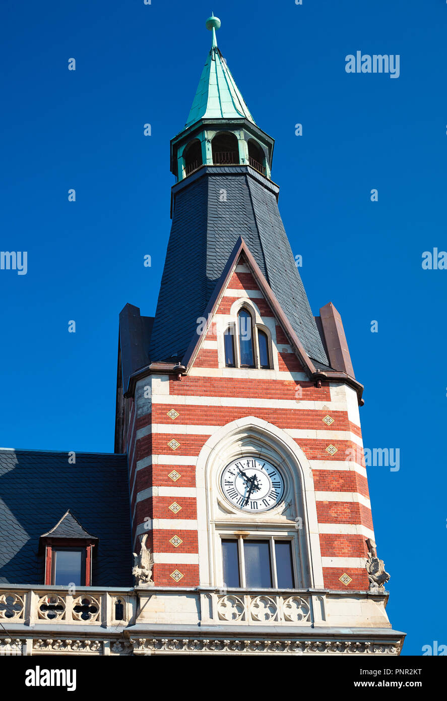Main Post Office in Erfurt, Thüringen, Deutschland. Close-up auf Eckturm mit historischen Uhr. Stockfoto