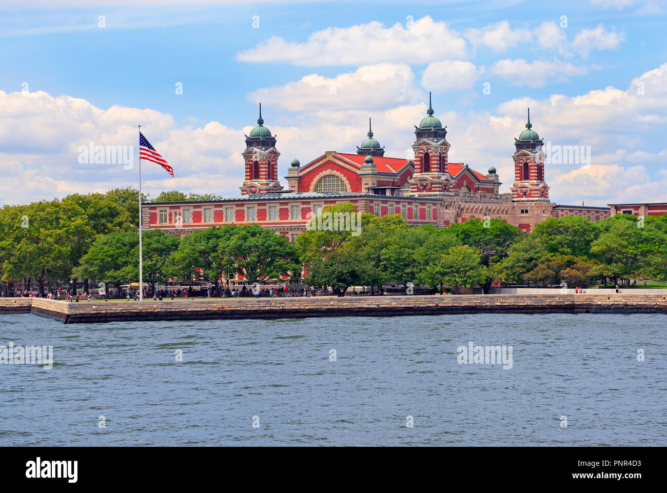 Blick auf Ellis Island, USA, in New York Bay Stockfoto