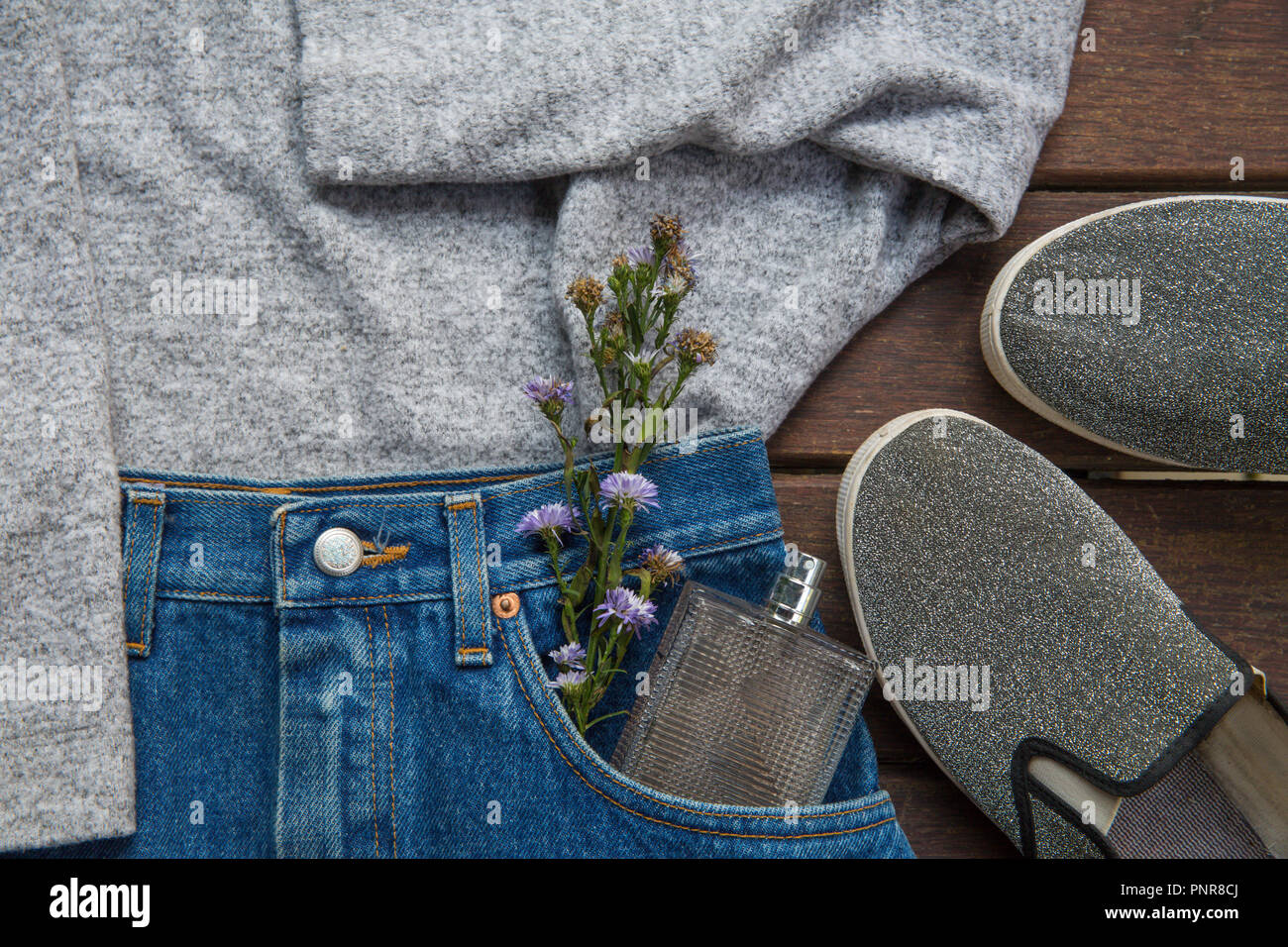 Modische Kleidung und Accessoires für Herbst auf Holz- Hintergrund. Fashion Concept Stockfoto