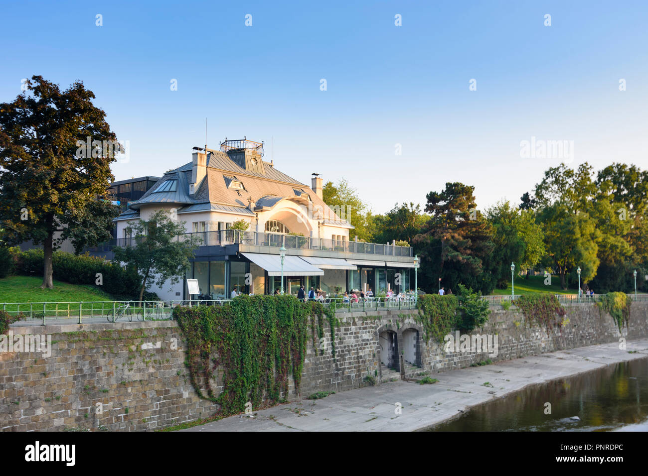 Wien, Wien: park Stadtpark, Wienfluss, Restaurant Steirereck in der Meierei im Stadtpark, 03. Landstraße, Wien, Österreich Stockfoto Wien, Wien: park Stadtpark, Wienfluss, Restaurant Steirereck in der Meierei im Stadtpark, 03. Landstraße, Wien, Österreich Stockfoto