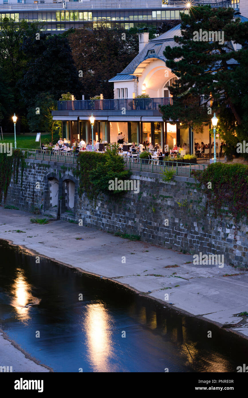 Wien, Wien: park Stadtpark, Wienfluss, Restaurant Steirereck in der Meierei im Stadtpark, 03. Landstraße, Wien, Österreich Stockfoto Wien, Wien: park Stadtpark, Wienfluss, Restaurant Steirereck in der Meierei im Stadtpark, 03. Landstraße, Wien, Österreich Stockfoto