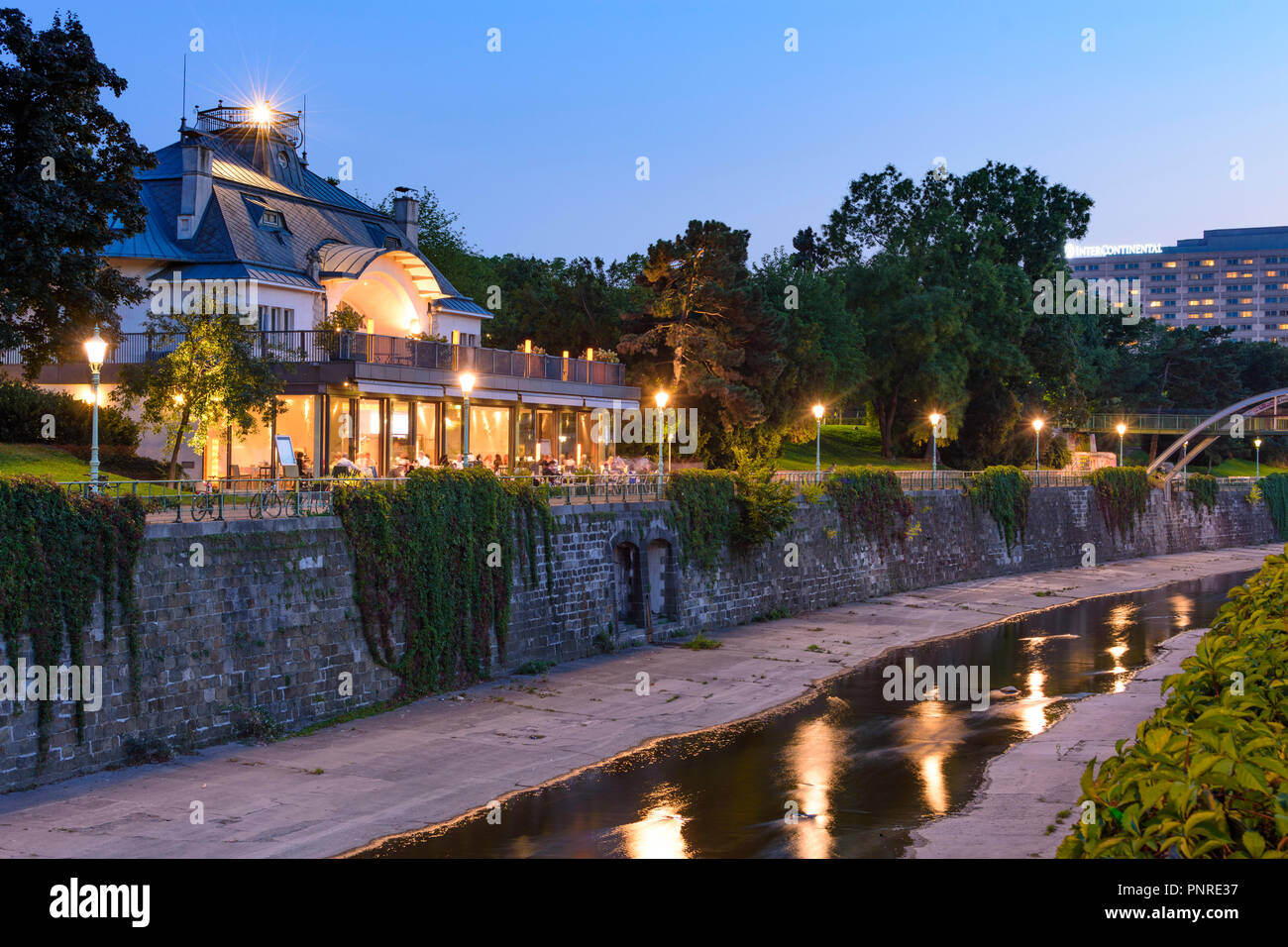 Wien, Wien: park Stadtpark, Wienfluss, Restaurant Steirereck in der Meierei im Stadtpark, 03. Landstraße, Wien, Österreich Stockfoto Wien, Wien: park Stadtpark, Wienfluss, Restaurant Steirereck in der Meierei im Stadtpark, 03. Landstraße, Wien, Österreich Stockfoto
