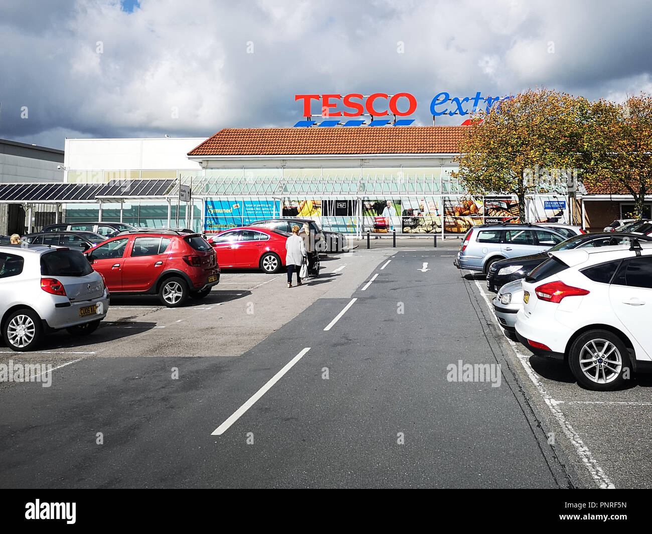 Llanelli, UK: September, 2018: Die Kunden geben Sie einen Extra Tesco Superstore. Tesco ist eine britische multinationale Lebensmittel und allgemeine waren Einzelhändler. Stockfoto