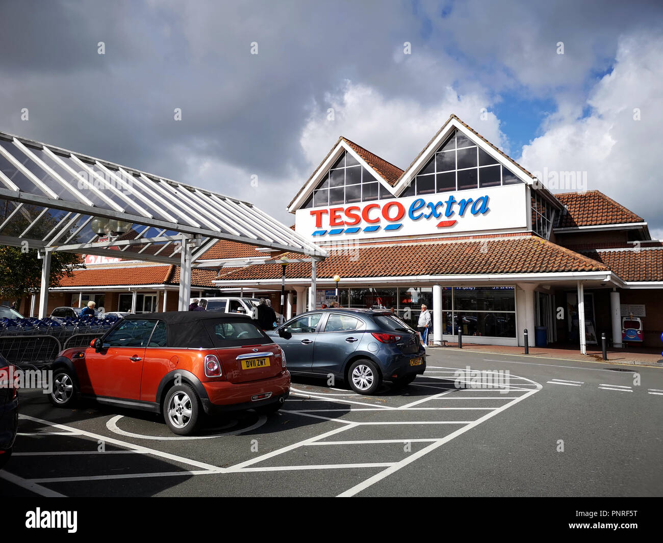 Llanelli, UK: September, 2018: Die Kunden geben Sie einen Extra Tesco Superstore. Tesco ist eine britische multinationale Lebensmittel und allgemeine waren Einzelhändler. Stockfoto