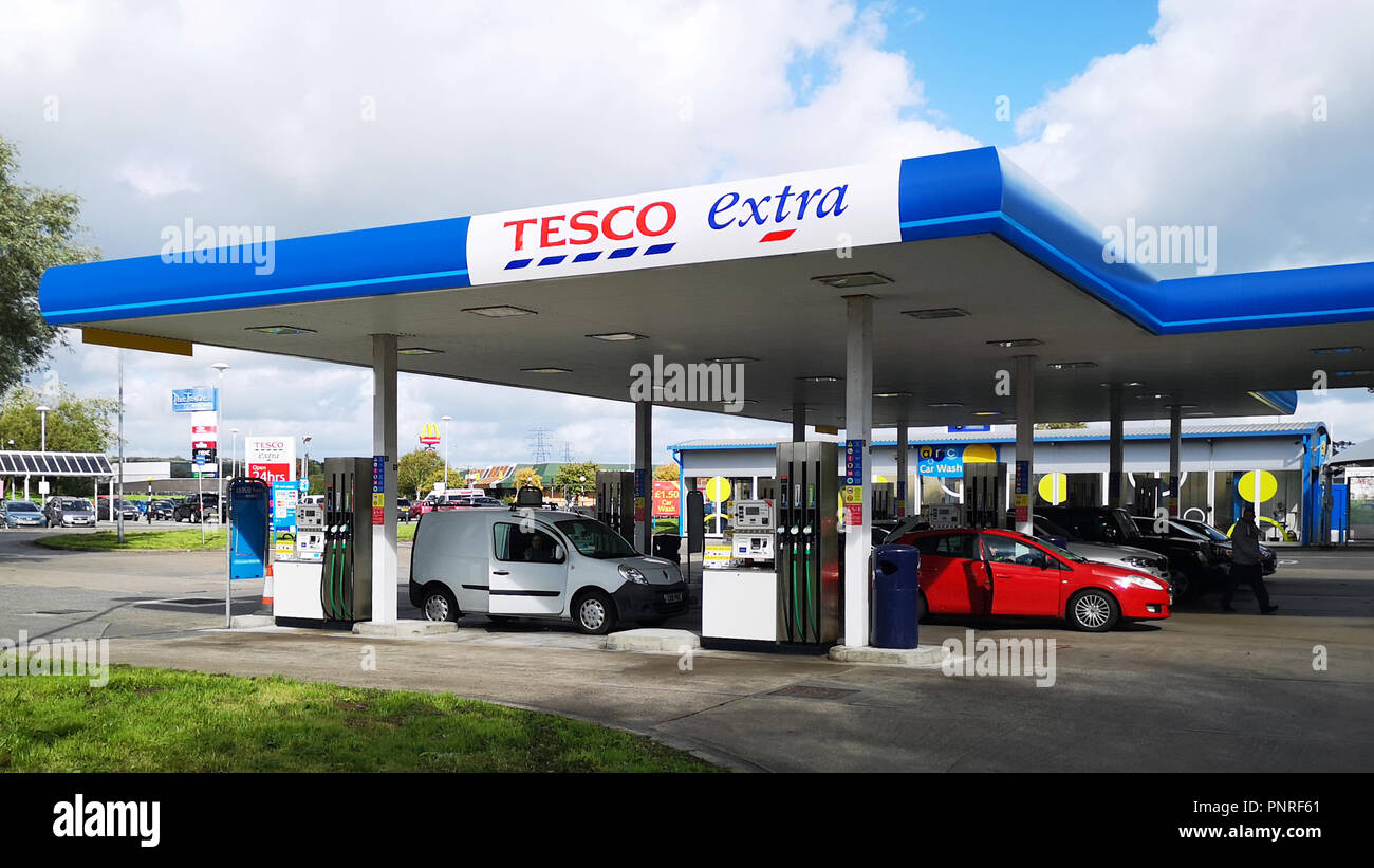 Llanelli, UK: September, 2018: Kunden tanken ihre Autos an einem Tesco Tankstelle. Tesco ist eine britische multinationale Lebensmittel und allgemeine Einzelhändler. Stockfoto