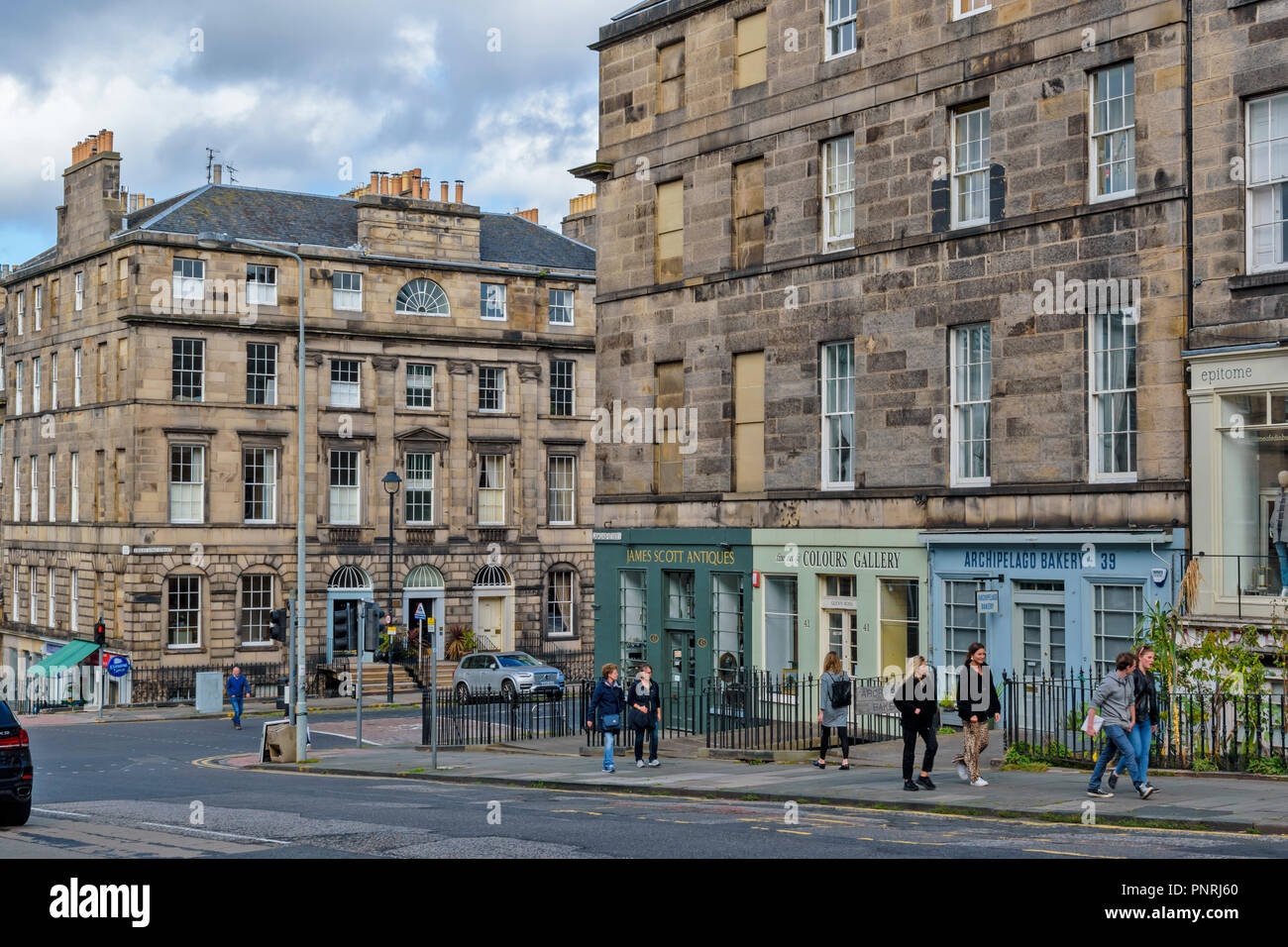 EDINBURGH SCHOTTLAND georgianische Architektur Häuser und Geschäfte Dundas Street Stockfoto