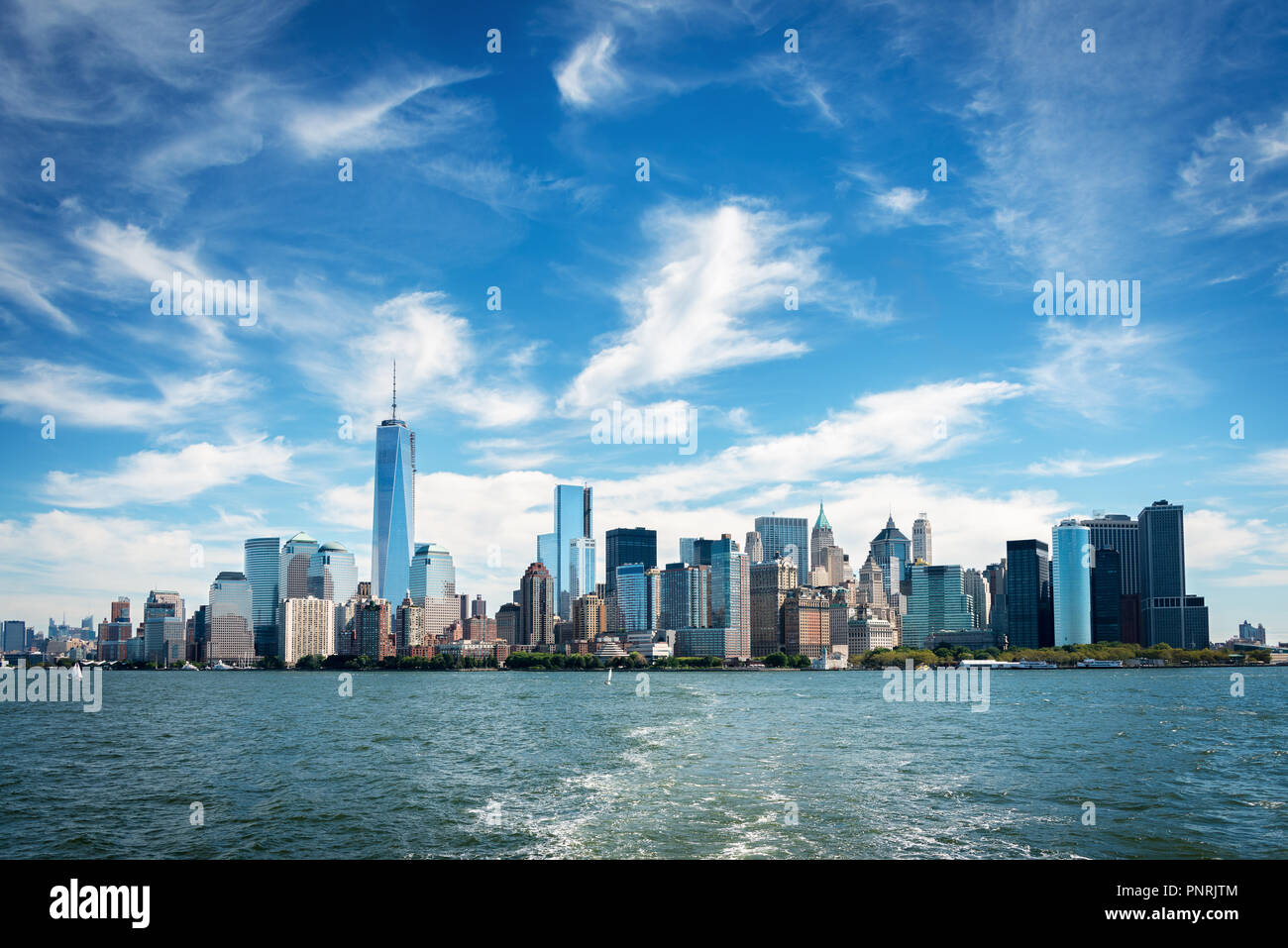 Wolkenkratzer um Battery Park in Manhattan als aus dem Fluss gesehen, New York City. Stockfoto