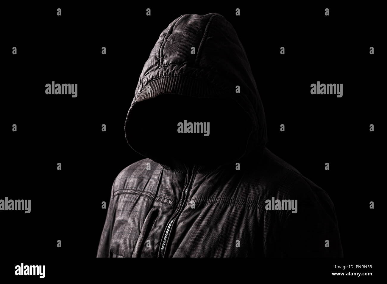 Unheimlich Und Gruselig Mann Versteckt Sich In Den Schatten Mit Dem Gesicht Und Identitat Mit Der Haube Verborgen Und Stehen In Der Dunkelheit Low Key Schwarzen Hintergrund Stockfotografie Alamy