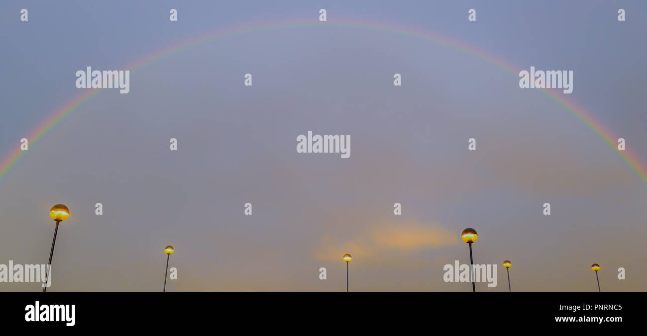 Parkplatz mit Regenbogen, futuristischen Look Stockfoto