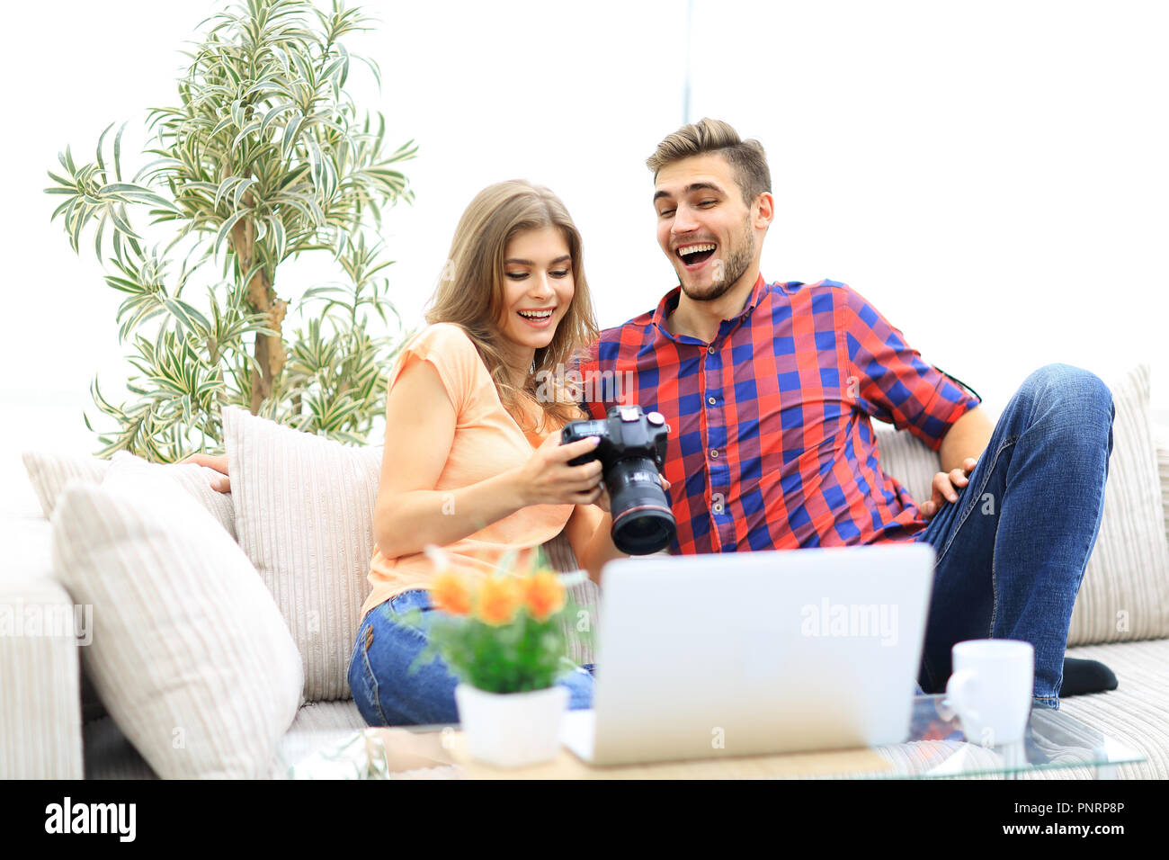 Glückliches junges paar Prüfungen Fotos auf Fotos die Kamera Stockfoto